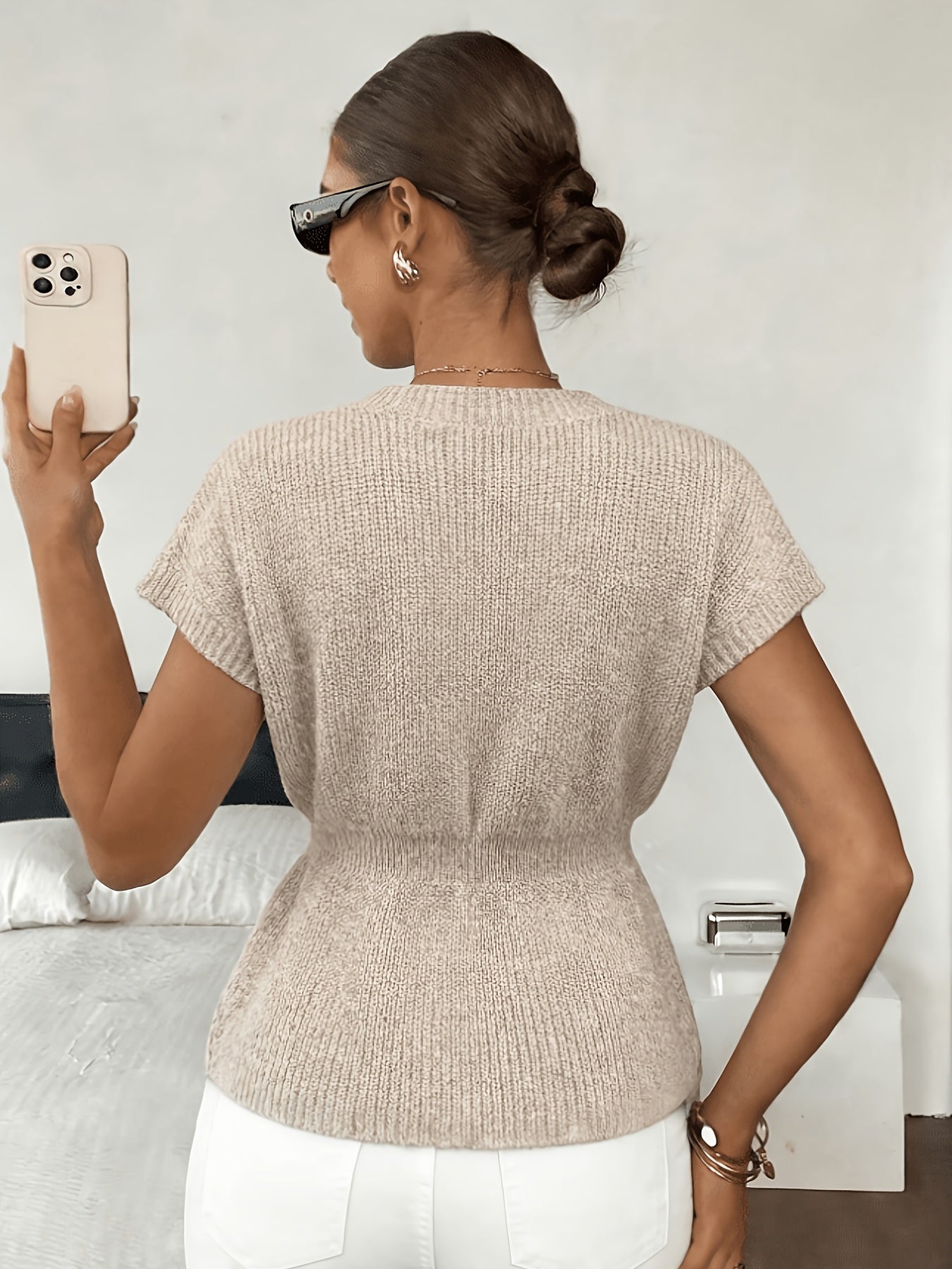 Kaya | Mouwloze gebreide damescardigan – gilet met metalen knoopsluiting aan de voorkant