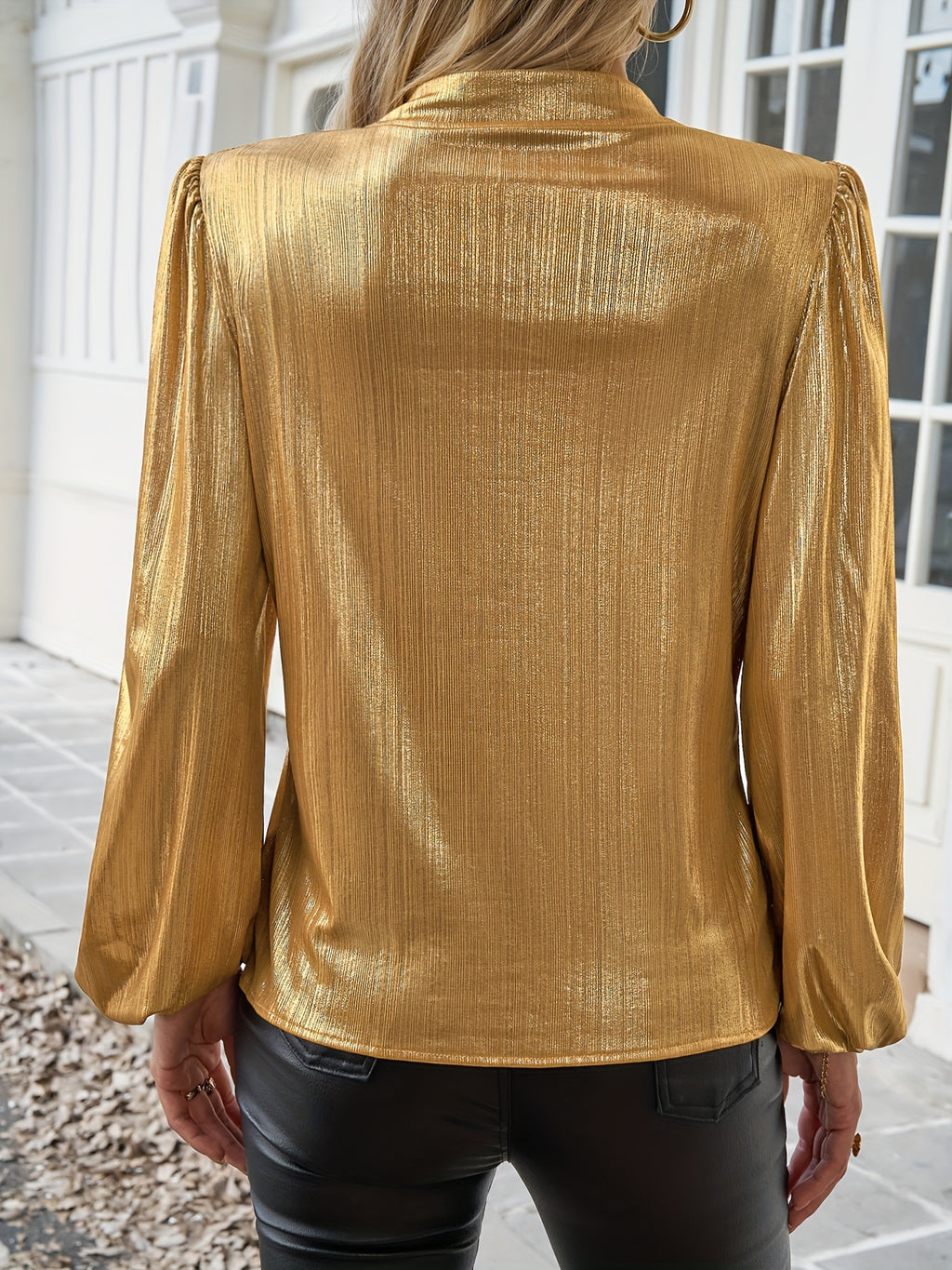 Kalliope | Elegante, goldfarbene Bluse mit V-Ausschnitt und langen Laternenärmeln