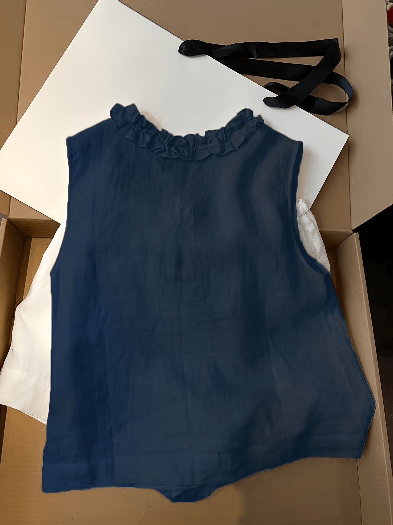 Jenia | Damesvest met geschulpte rand – Mouwloze zomerblouse met V-hals