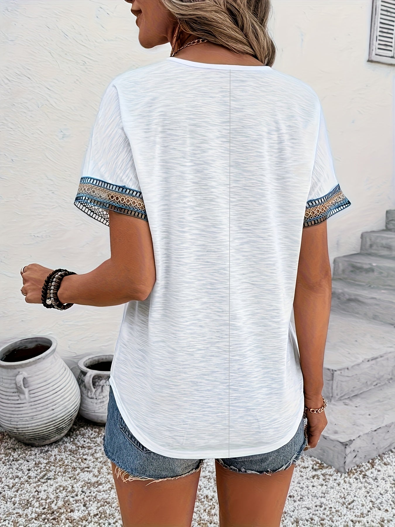 Selae | Elegante damestop met V-hals en kanten details – Zacht modieus T-shirt met korte mouwen