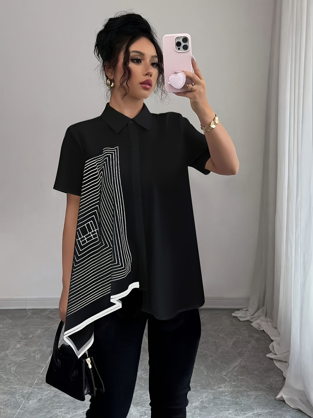 Aislin | Damesblouse met geometrische print – Zwart-witte blouse met kraag