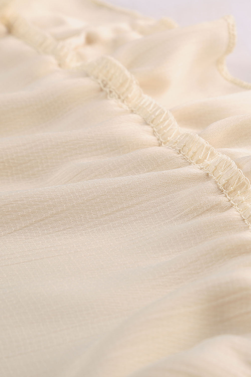 Pumara | Beige jurk met V-hals, ruches, open rug, zomerse casual & feestelijke damesjurk