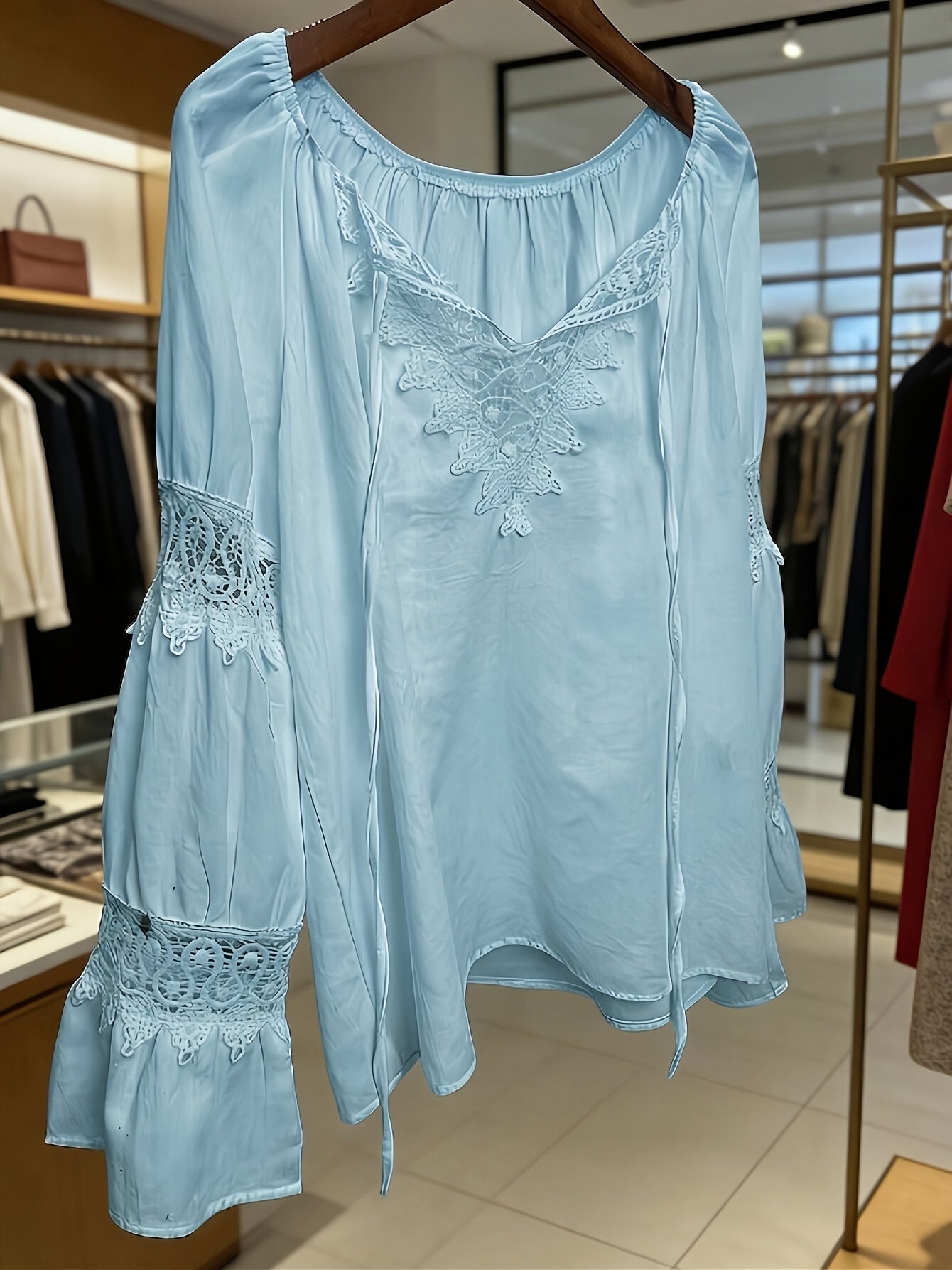 Mirellis | Vintage linnen zomerblouse met V-hals en patchwork van kant voor dames