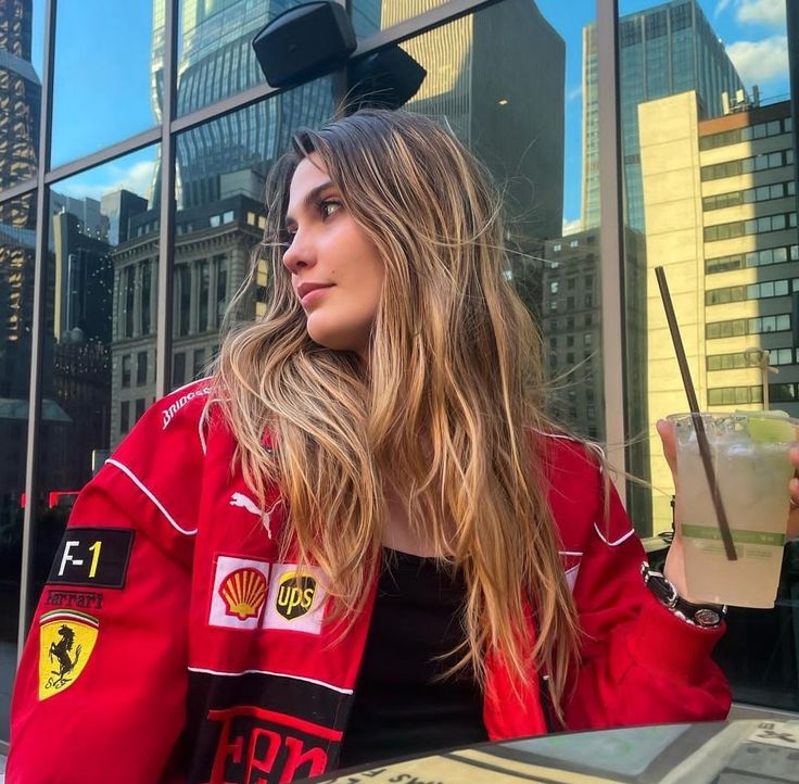 Selith | Veste Ferrari rouge vintage pour femme - Veste de course élégante, inspiration sport automobile rétro