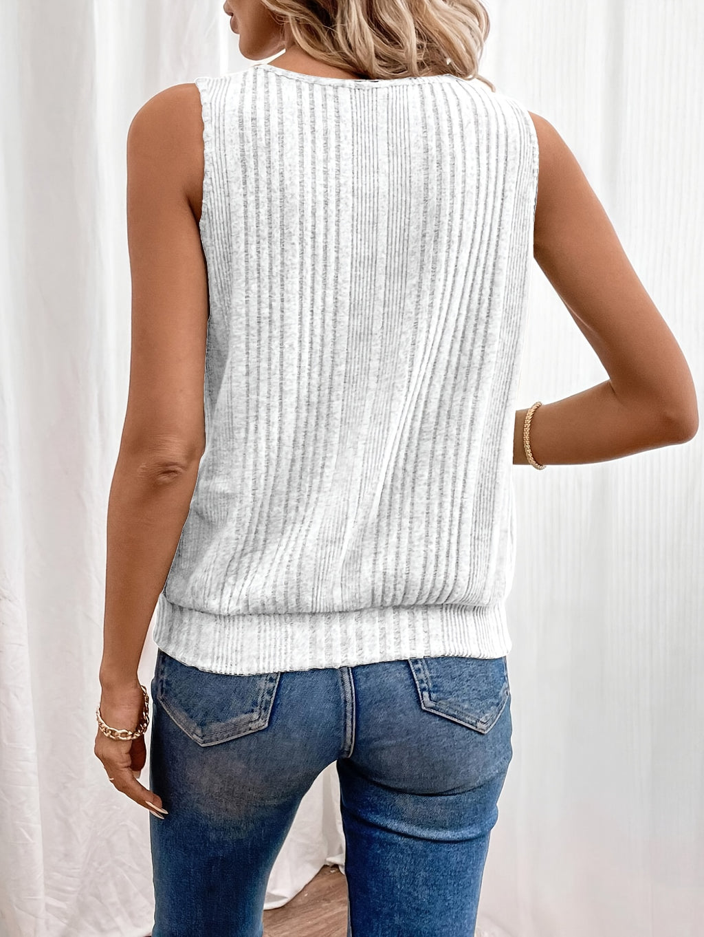 Bronte | Dames zomerse mouwloze tanktop – lichtgewicht basic camisole met keyhole-hals