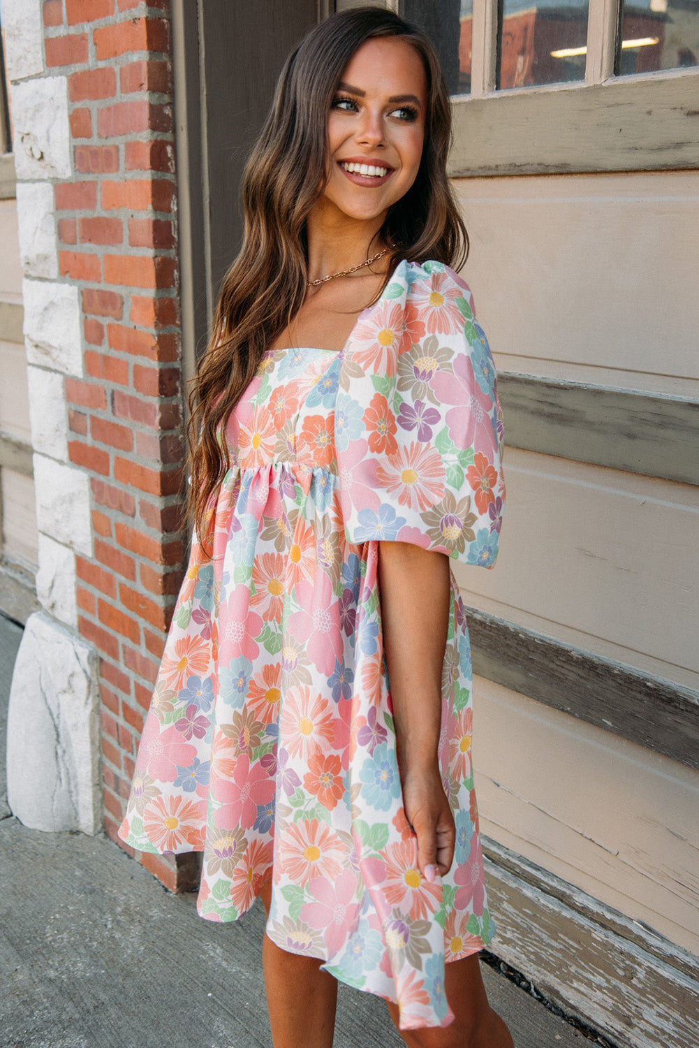 Orla | Roze bloemenprint babydoll-jurk voor de zomer – mini-jurk met vierkante hals en pofmouwen