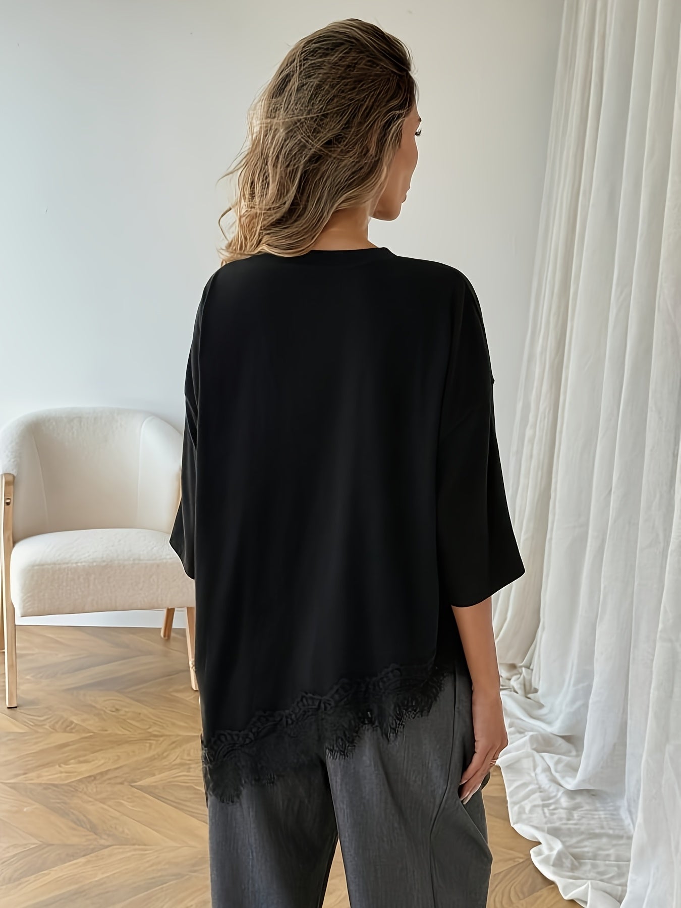 Calenne | Casual T-shirt voor dames met asymmetrische zoom en kanten patchwork
