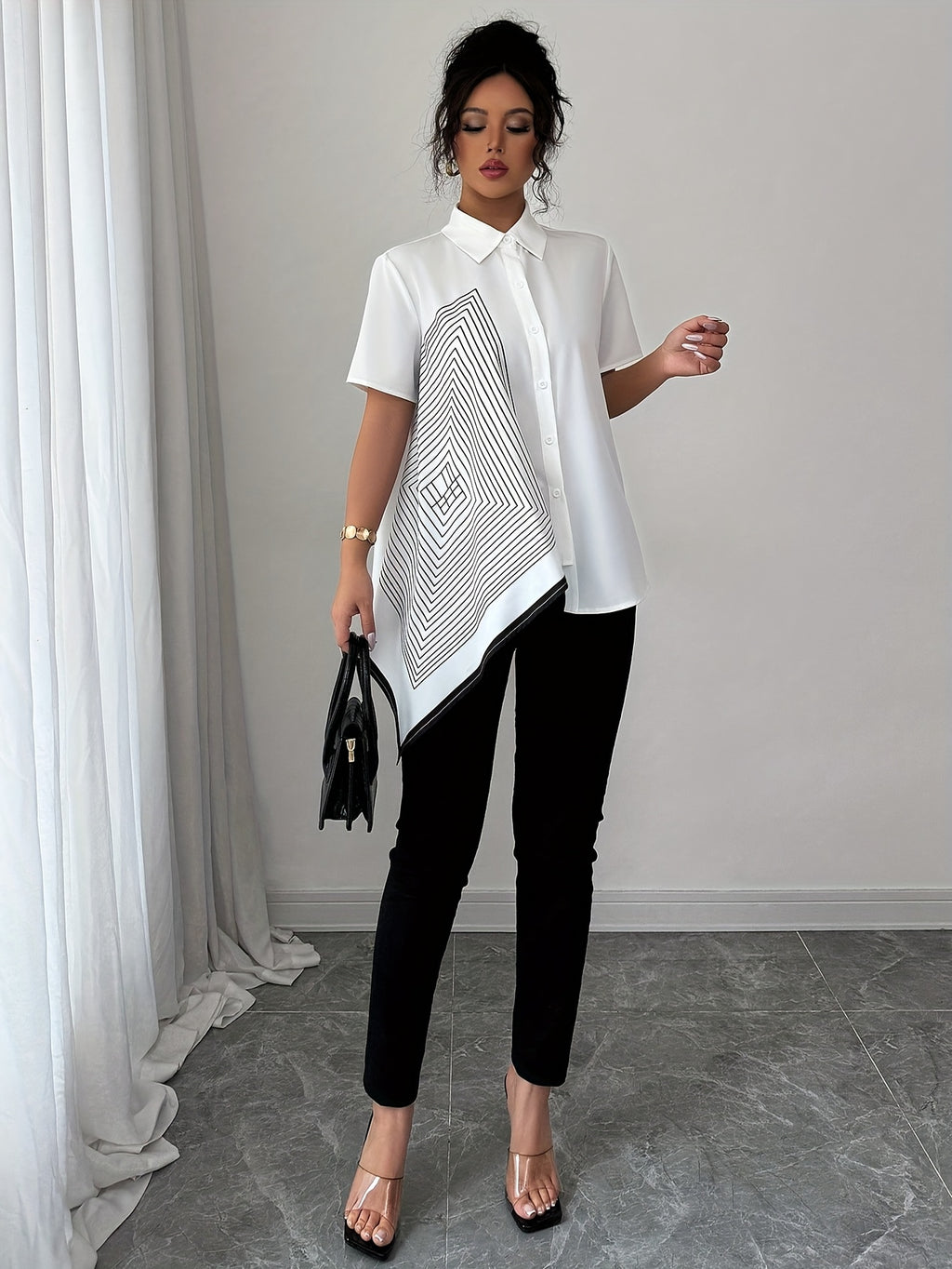 Aislin | Damesblouse met geometrische print – Zwart-witte blouse met kraag