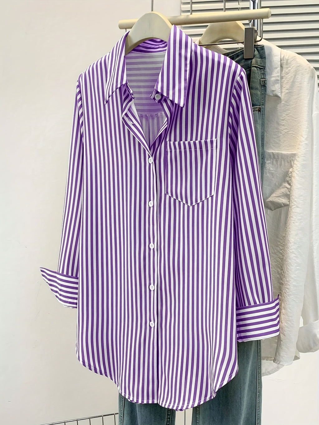 Mirelynn | Gestreepte damesblouse met knopen en lange mouwen