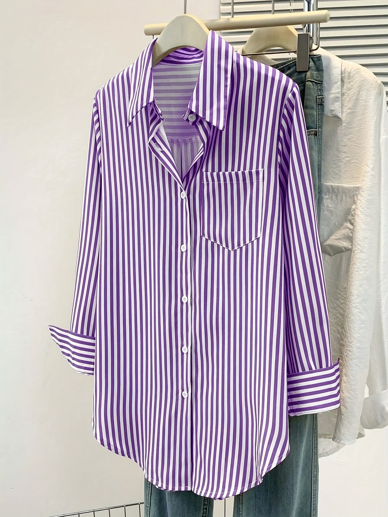 Mirelynn | Gestreepte damesblouse met knopen en lange mouwen