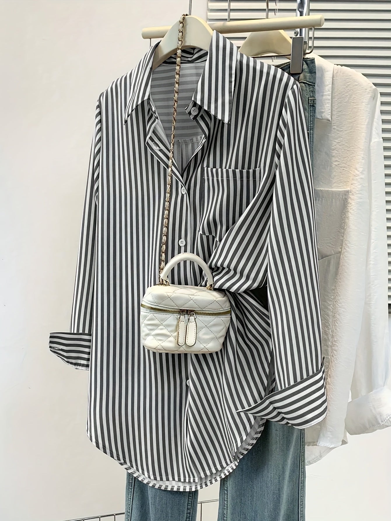 Mirelynn | Gestreepte damesblouse met knopen en lange mouwen