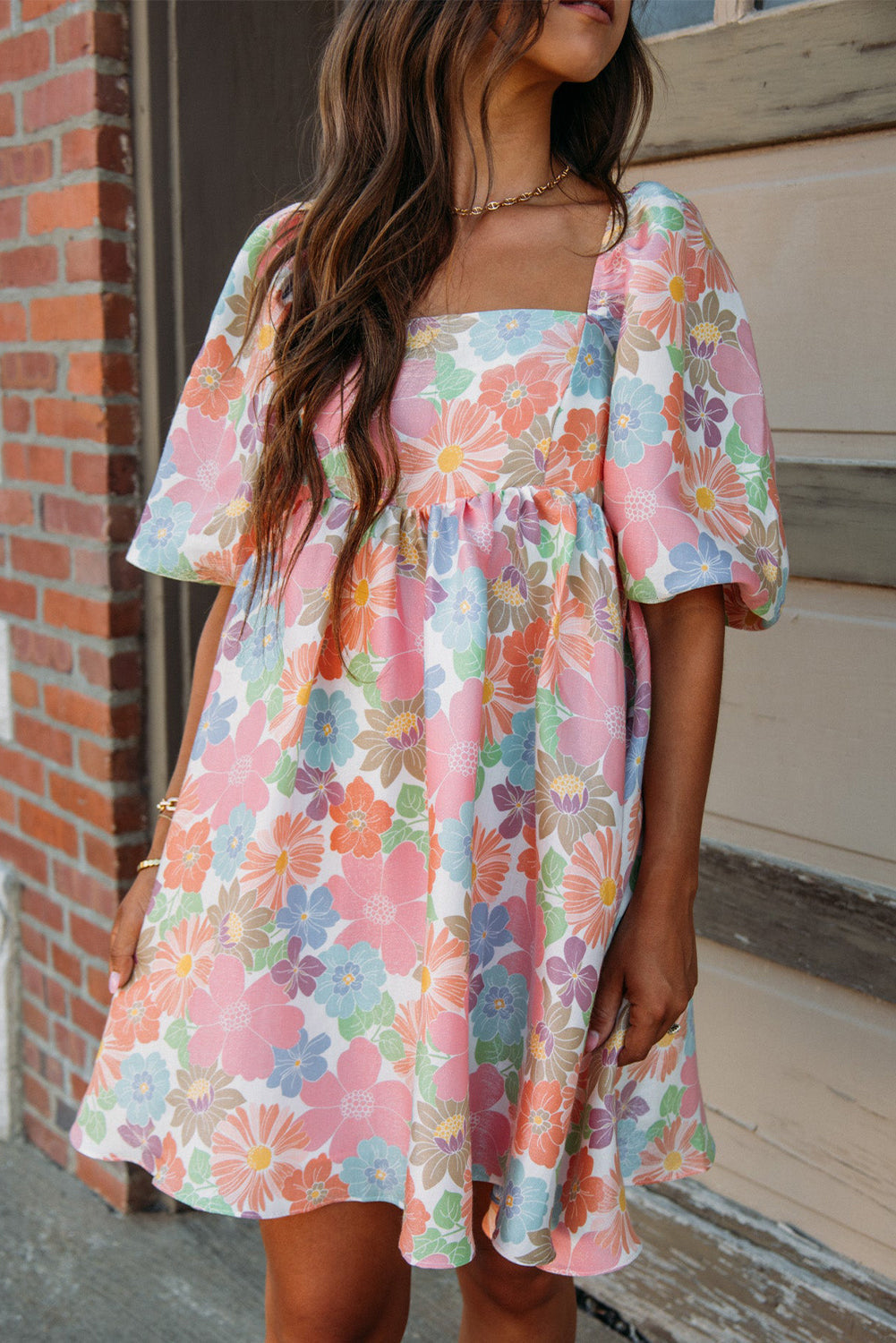 Orla | Roze bloemenprint babydoll-jurk voor de zomer – mini-jurk met vierkante hals en pofmouwen