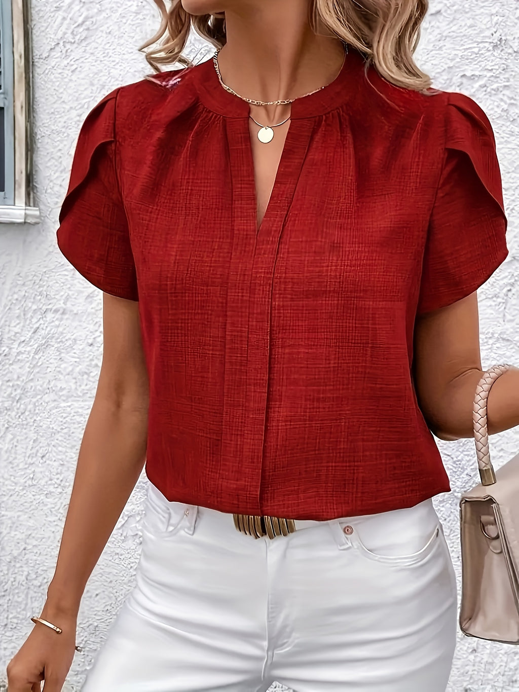 Levara | Elegante blouse met bloembladmouwen voor dames – V-hals met inkeping