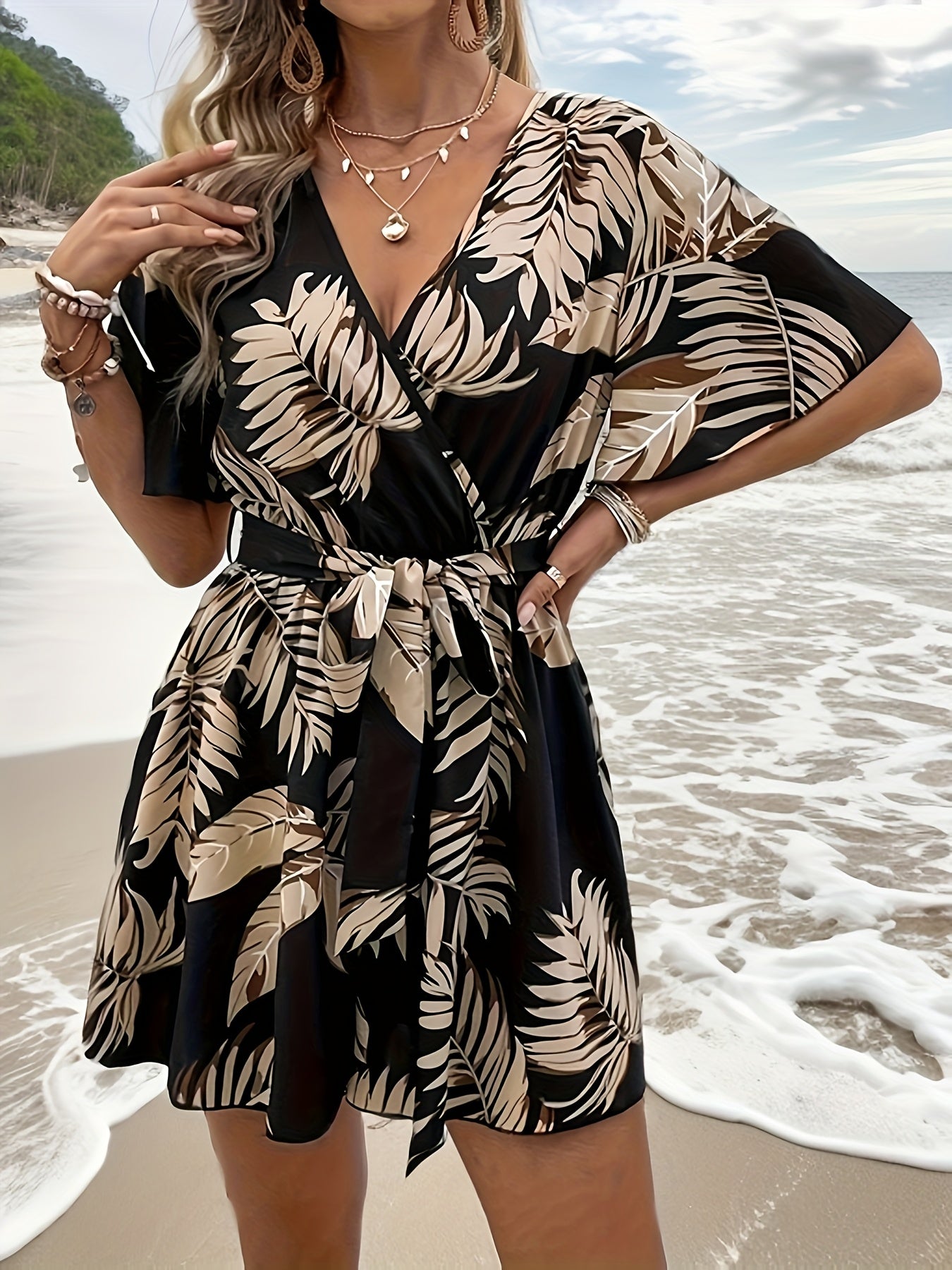 Tiziana | Romper met korte mouwen en riem in tropische print voor dames