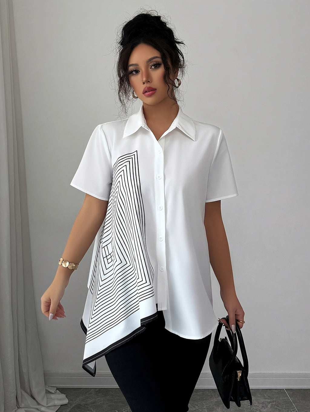 Aislin | Damesblouse met geometrische print – Zwart-witte blouse met kraag