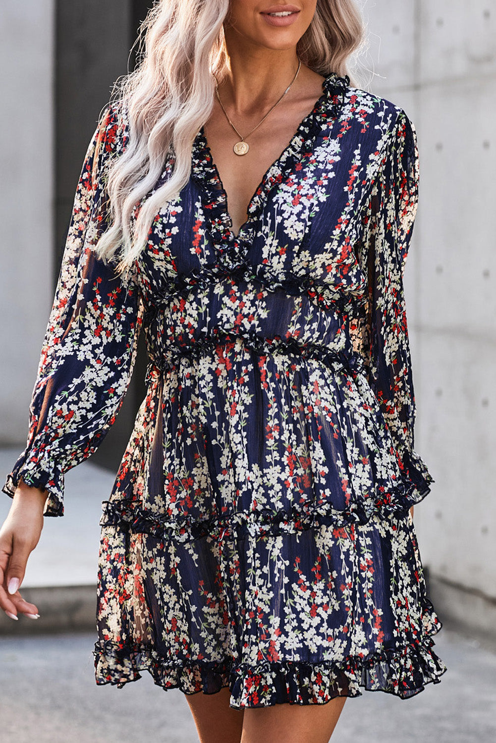 Nevara | Blauwe bloemenjurk voor dames met ruches, open rug, zomerse feest- en casual outfit