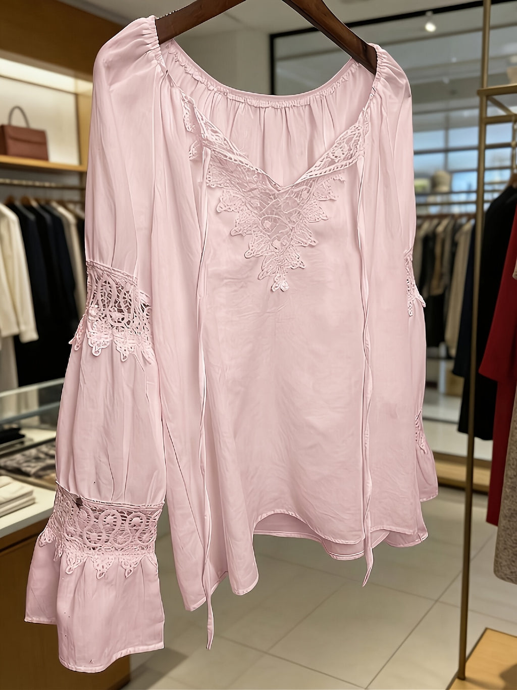 Mirellis | Vintage linnen zomerblouse met V-hals en patchwork van kant voor dames