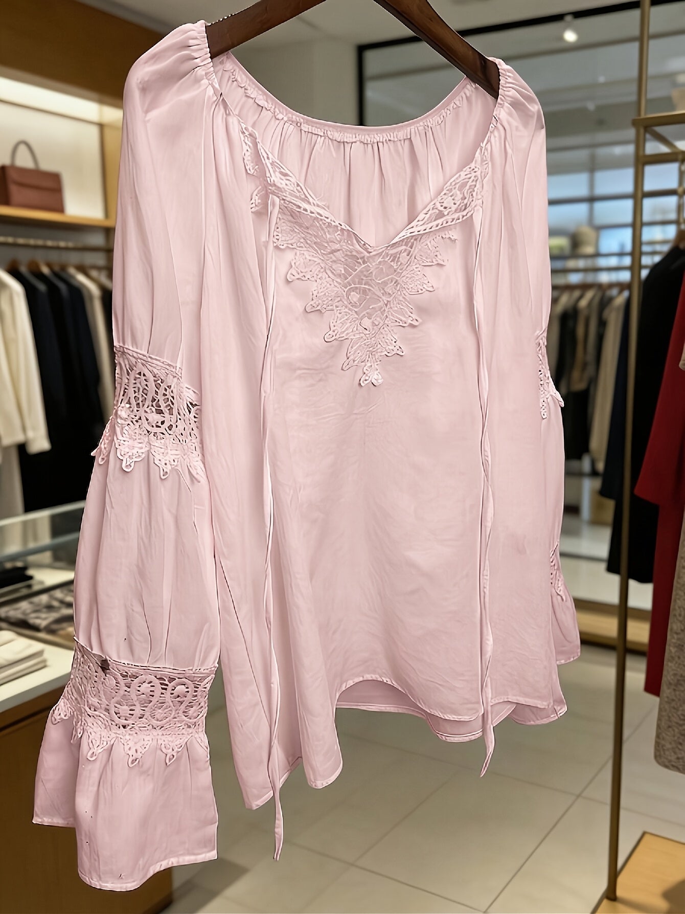Mirellis | Vintage linnen zomerblouse met V-hals en patchwork van kant voor dames