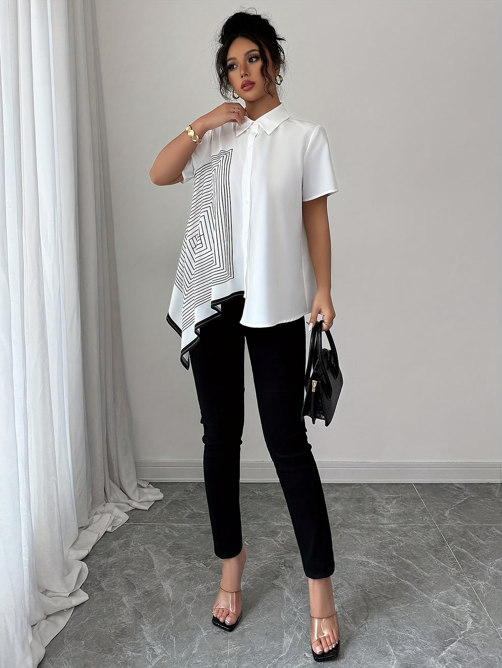 Aislin | Damesblouse met geometrische print – Zwart-witte blouse met kraag