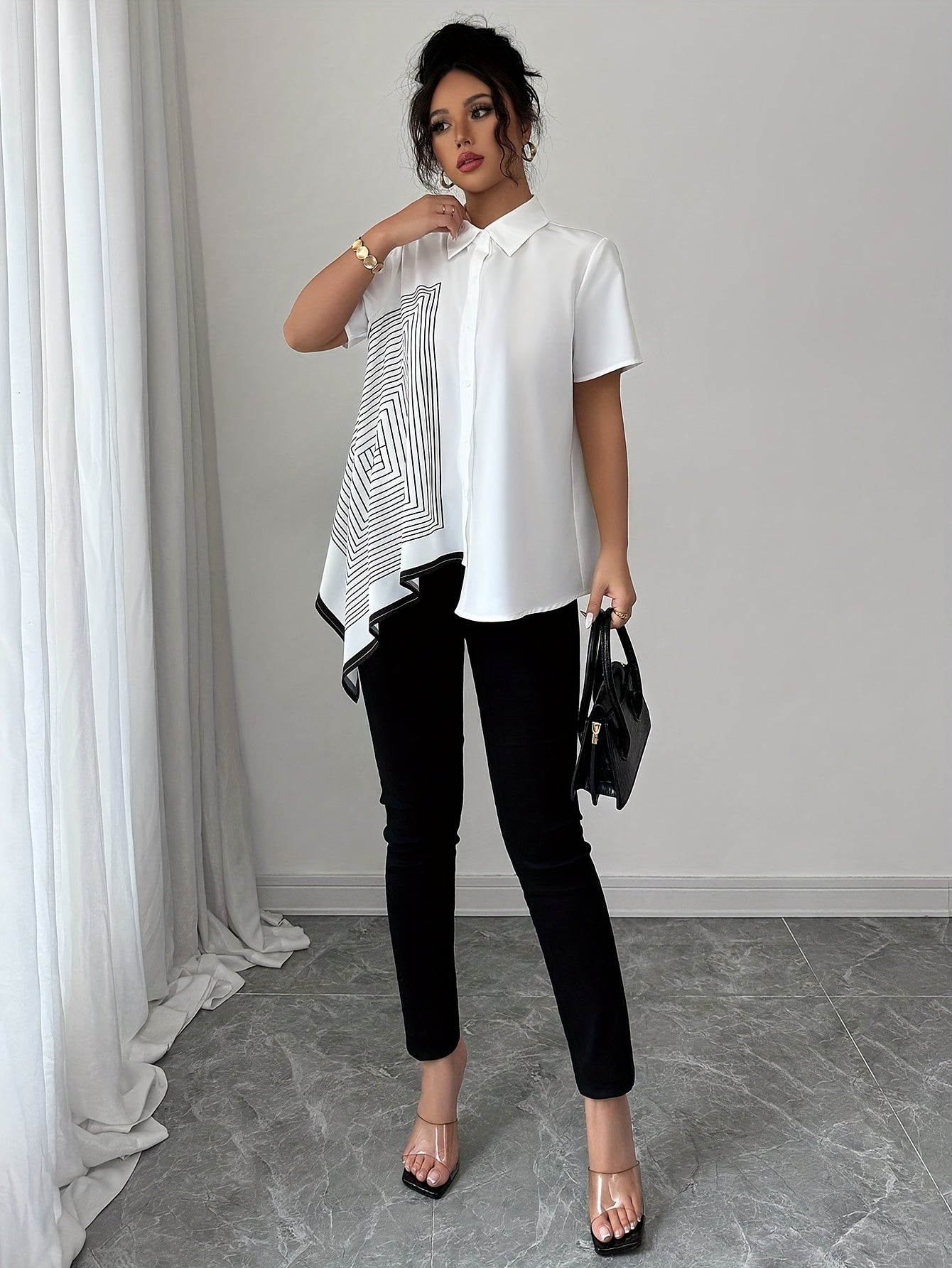 Aislin | Damesblouse met geometrische print – Zwart-witte blouse met kraag