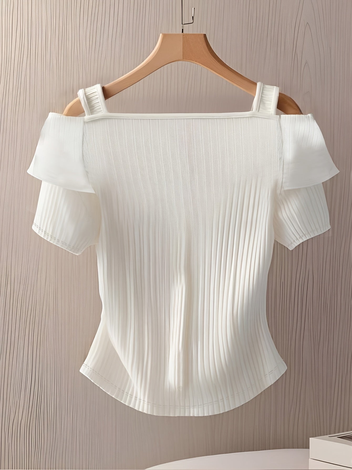 Arlissa | Damesmode: blouse met ruches en knopen, slanke pasvorm, korte mouwen