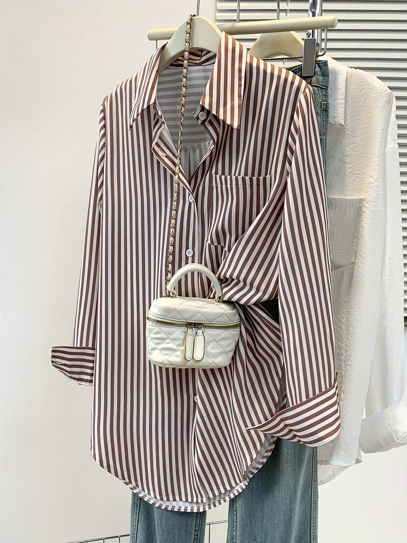 Mirelynn | Gestreepte damesblouse met knopen en lange mouwen
