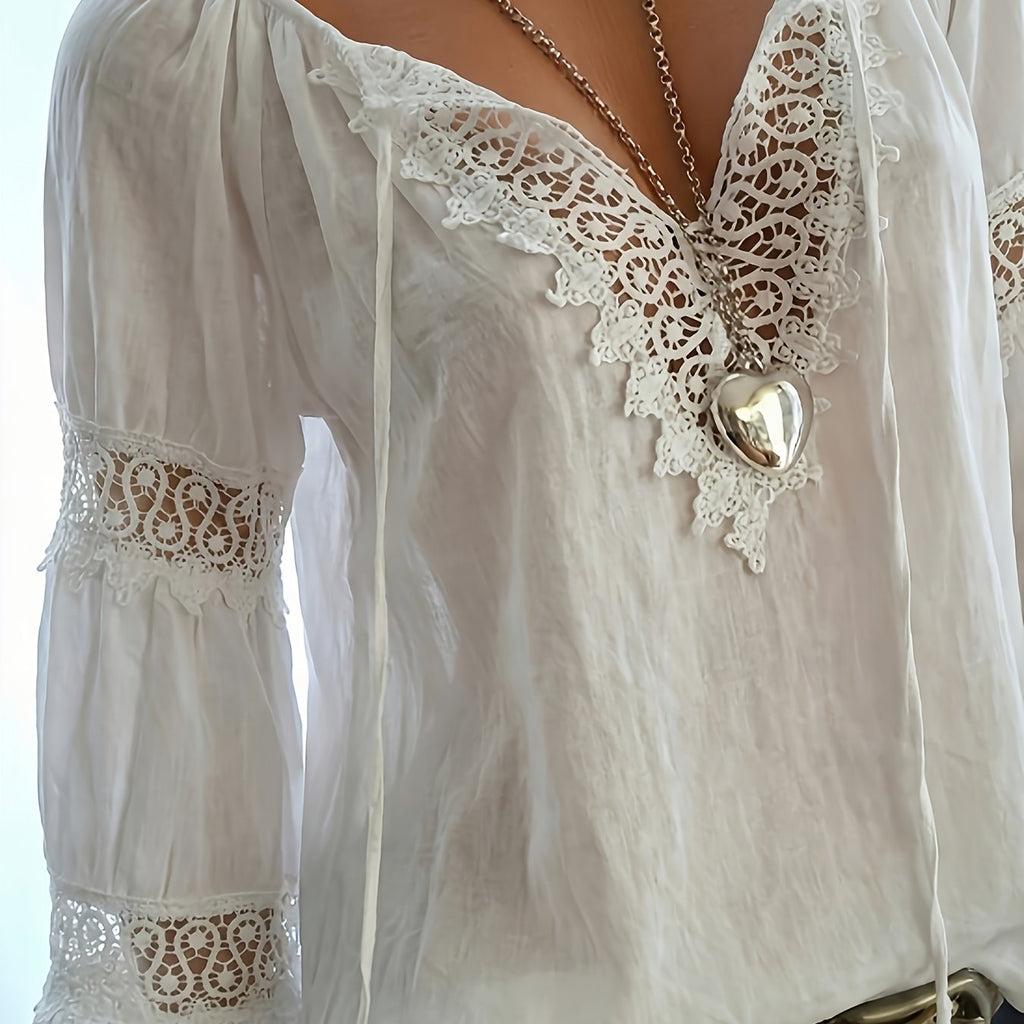 Mirellis | Vintage linnen zomerblouse met V-hals en patchwork van kant voor dames