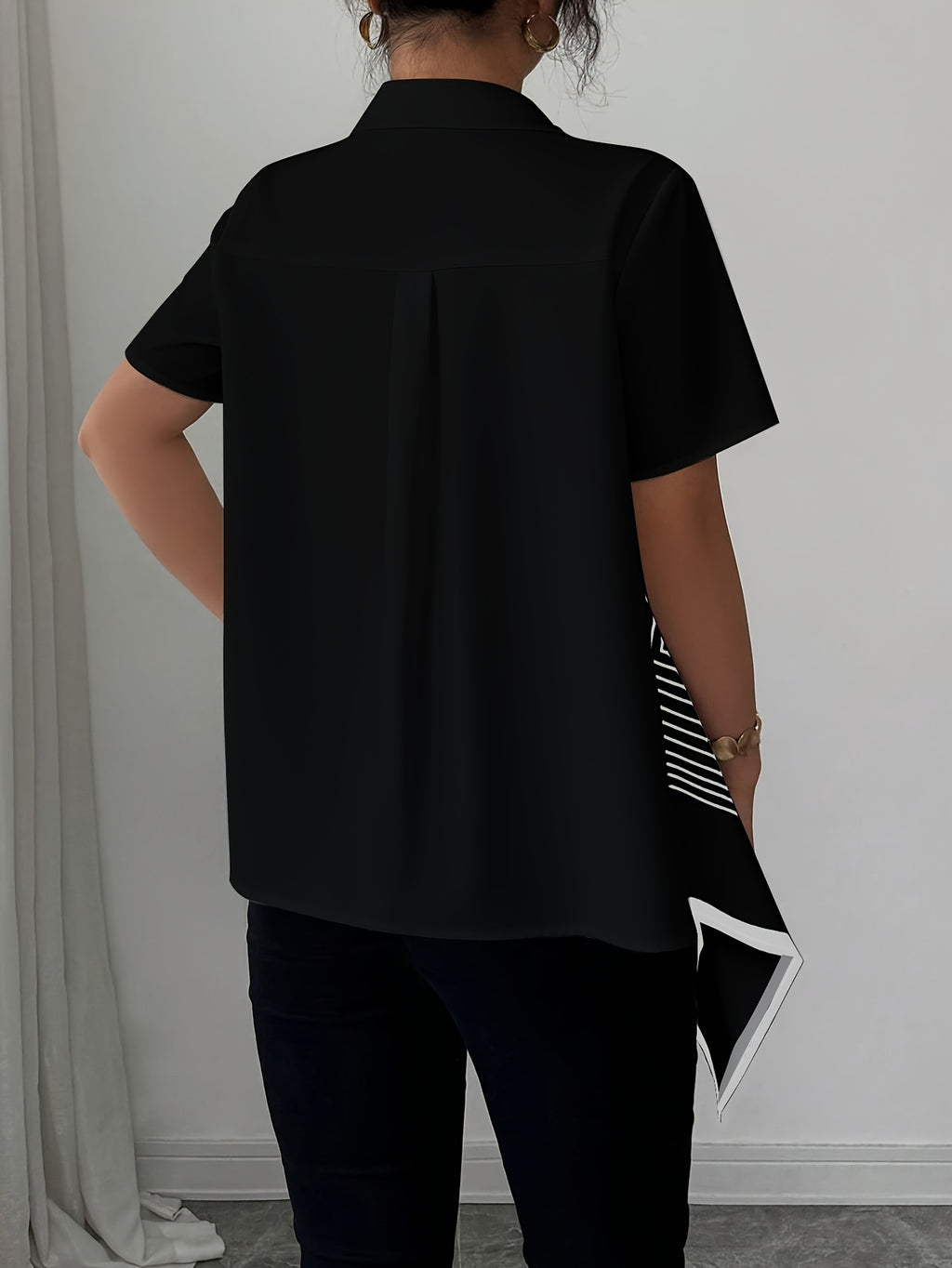 Aislin | Damesblouse met geometrische print – Zwart-witte blouse met kraag