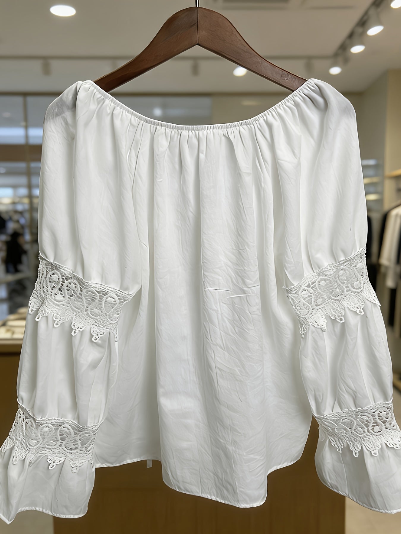 Mirellis | Vintage linnen zomerblouse met V-hals en patchwork van kant voor dames