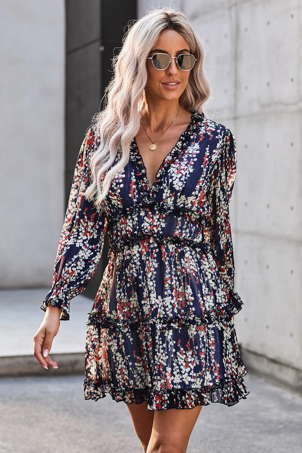 Nevara | Blauwe bloemenjurk voor dames met ruches, open rug, zomerse feest- en casual outfit