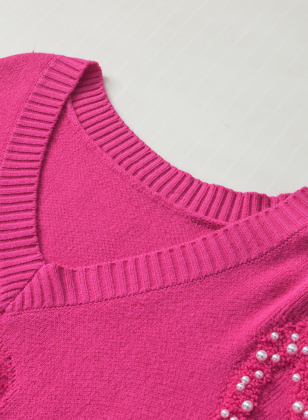 Avarine | Pull femme à cœurs - Col V, perles de nacre et texture douce