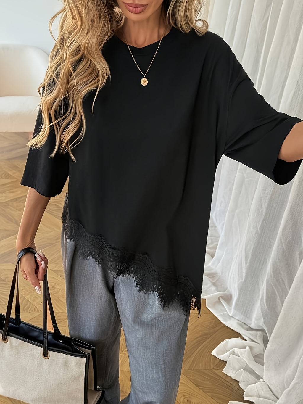 Calenne | Casual T-shirt voor dames met asymmetrische zoom en kanten patchwork