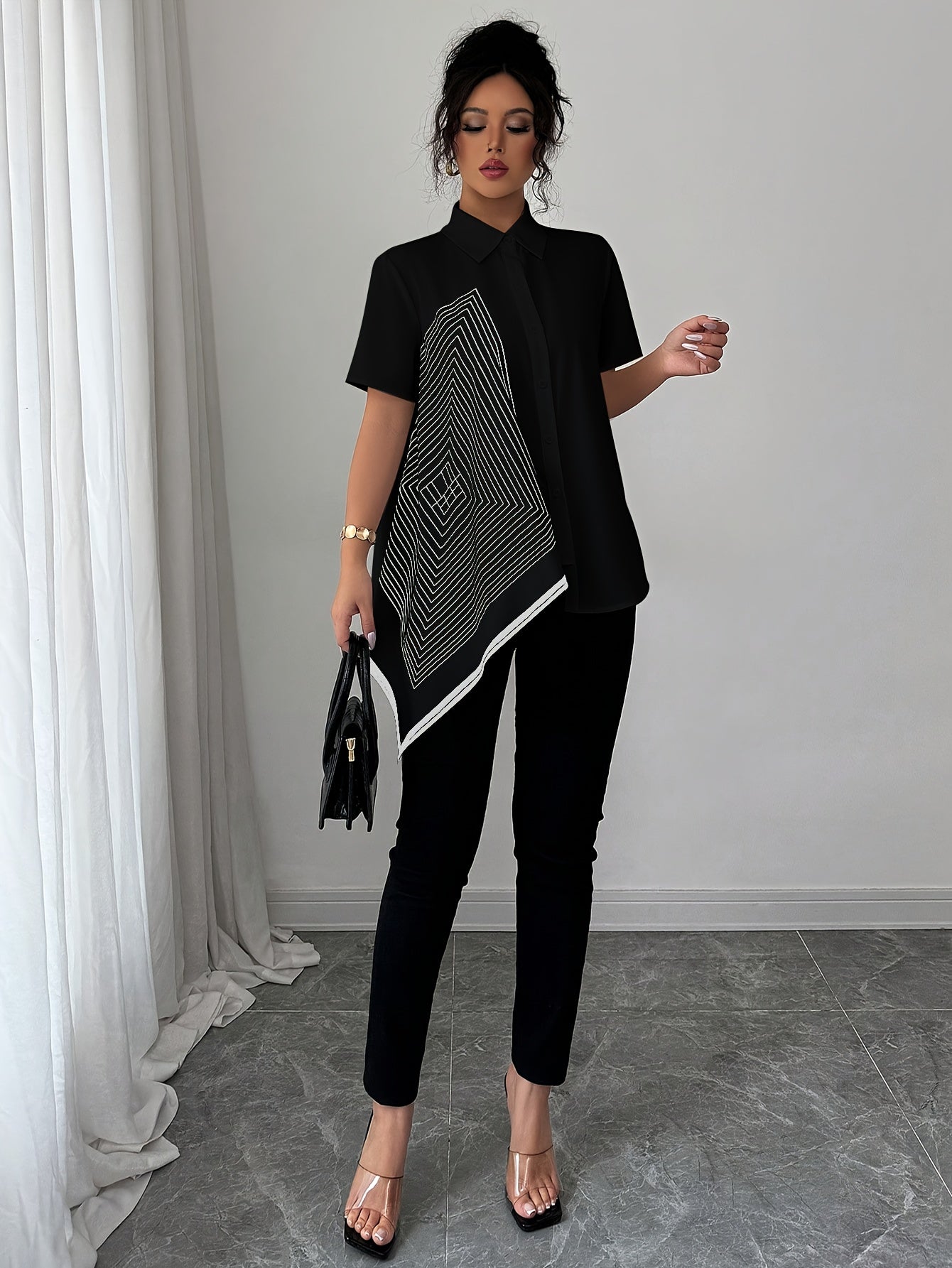 Aislin | Damesblouse met geometrische print – Zwart-witte blouse met kraag