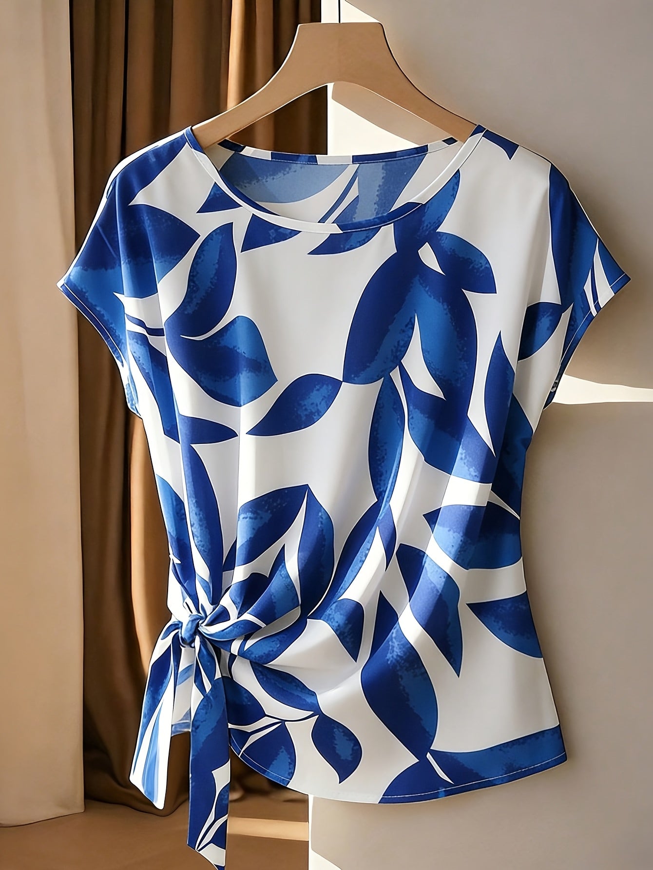 Belyn | Damesmode - Casual blouse met print, strik in de hals en geplooide manchetten