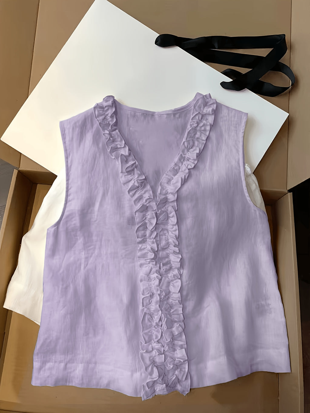 Jenia | Damesvest met geschulpte rand – Mouwloze zomerblouse met V-hals
