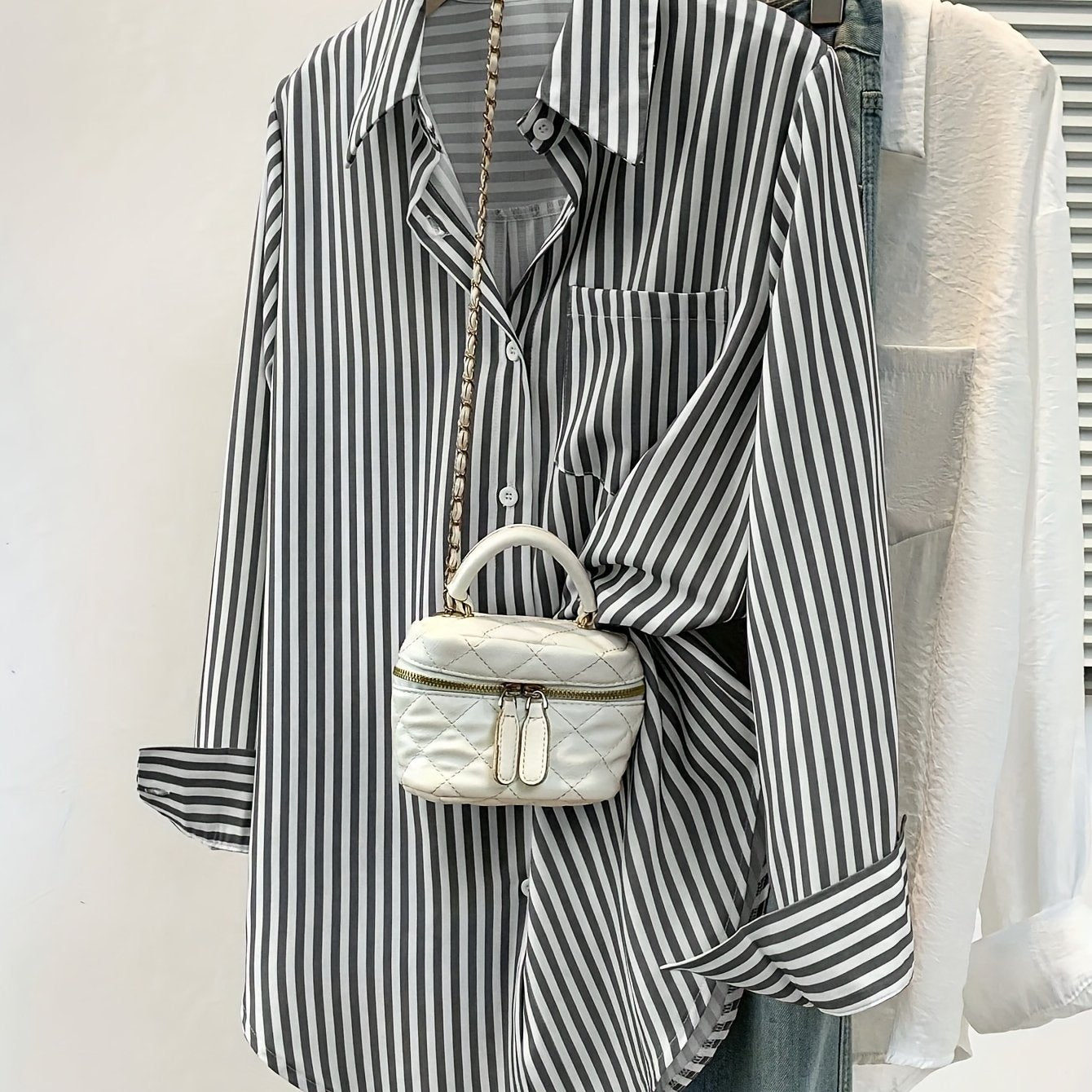 Mirelynn | Gestreepte damesblouse met knopen en lange mouwen