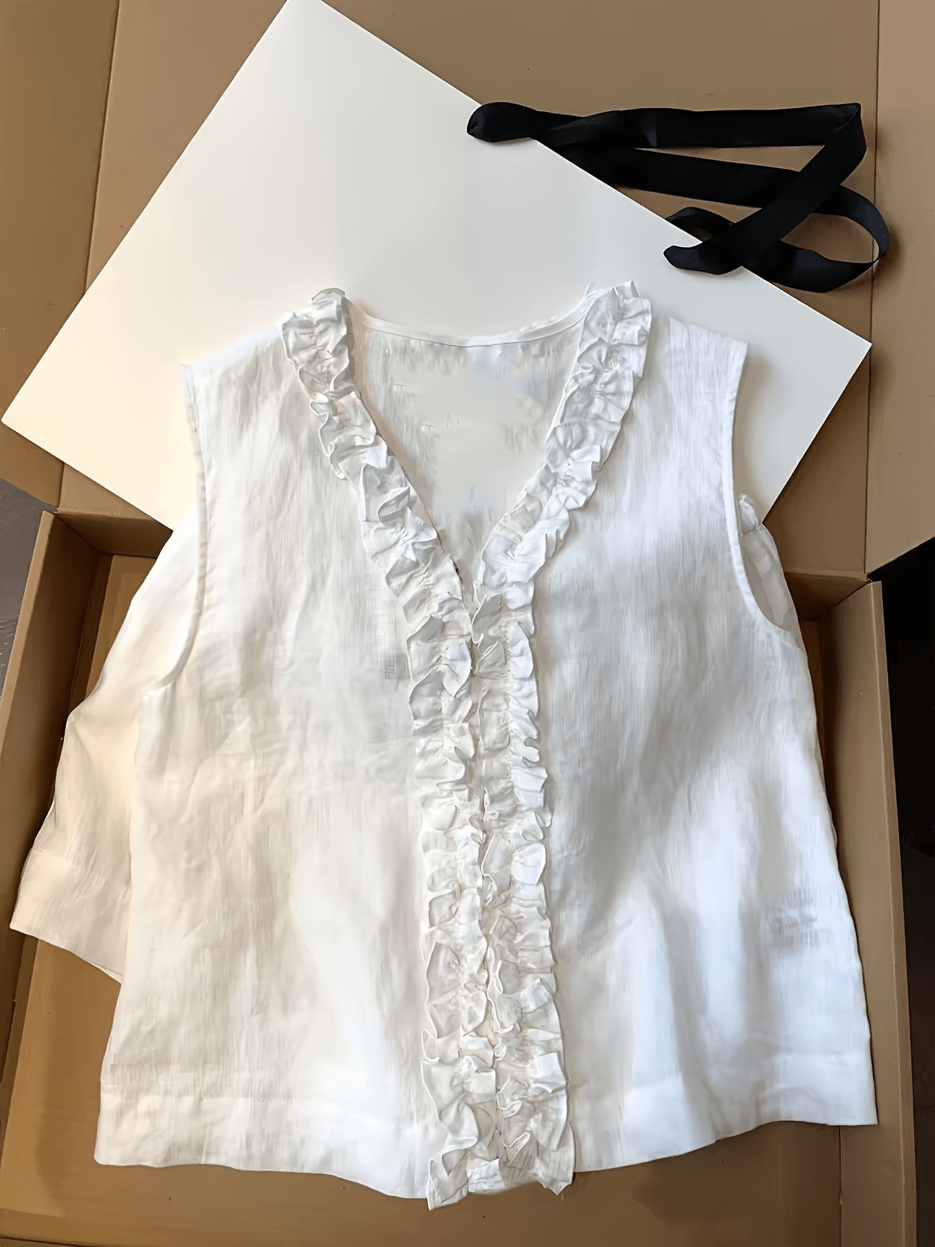 Jenia | Damesvest met geschulpte rand – Mouwloze zomerblouse met V-hals