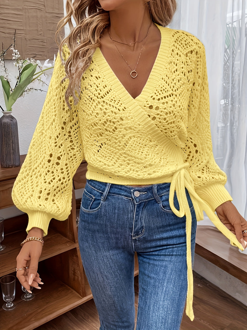 Quessira | Pull élégant à col V et manches lanternes – Haut en maille semi-transparente à ouverture sur le devant et découpes