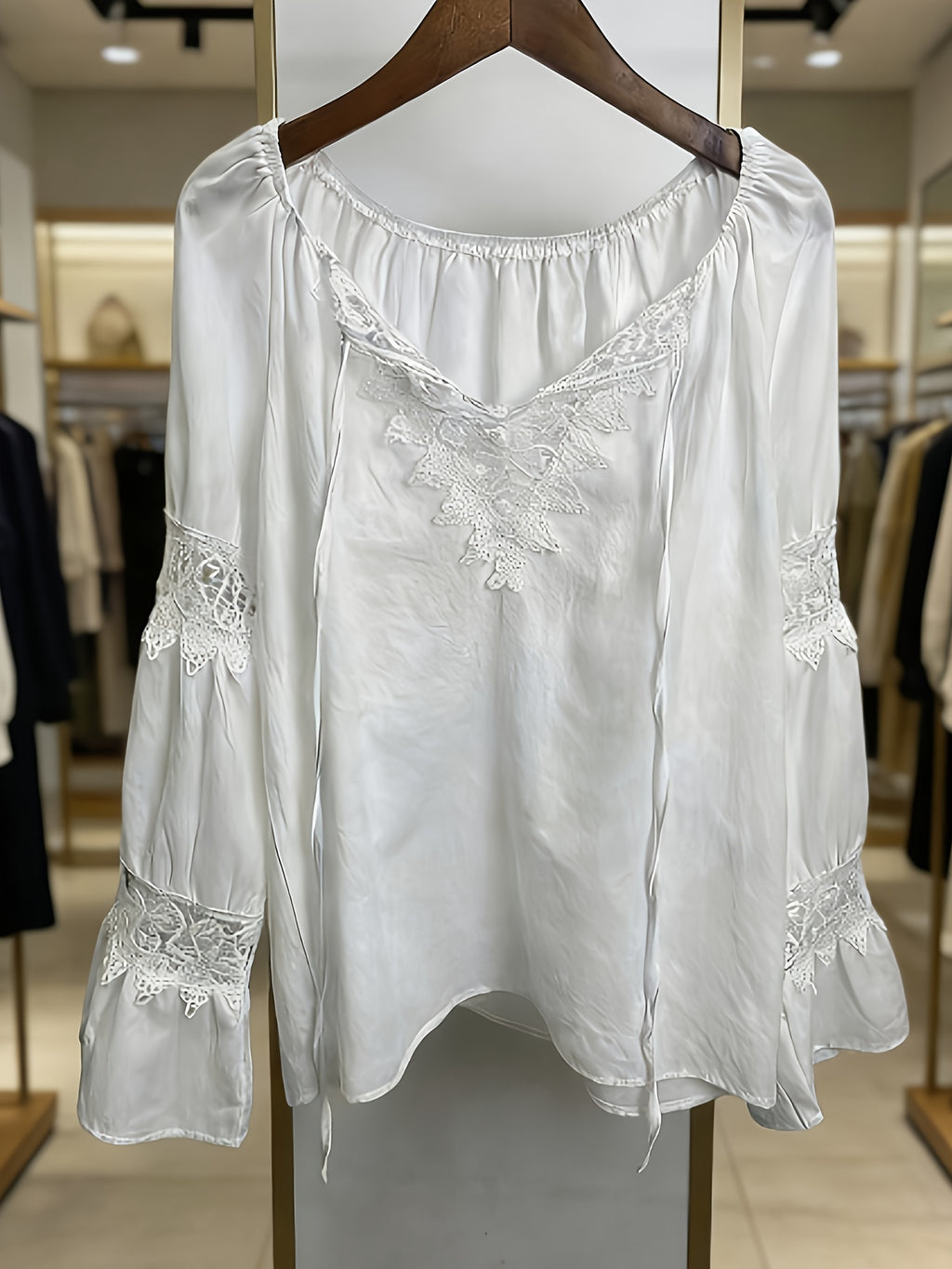 Mirellis | Vintage linnen zomerblouse met V-hals en patchwork van kant voor dames