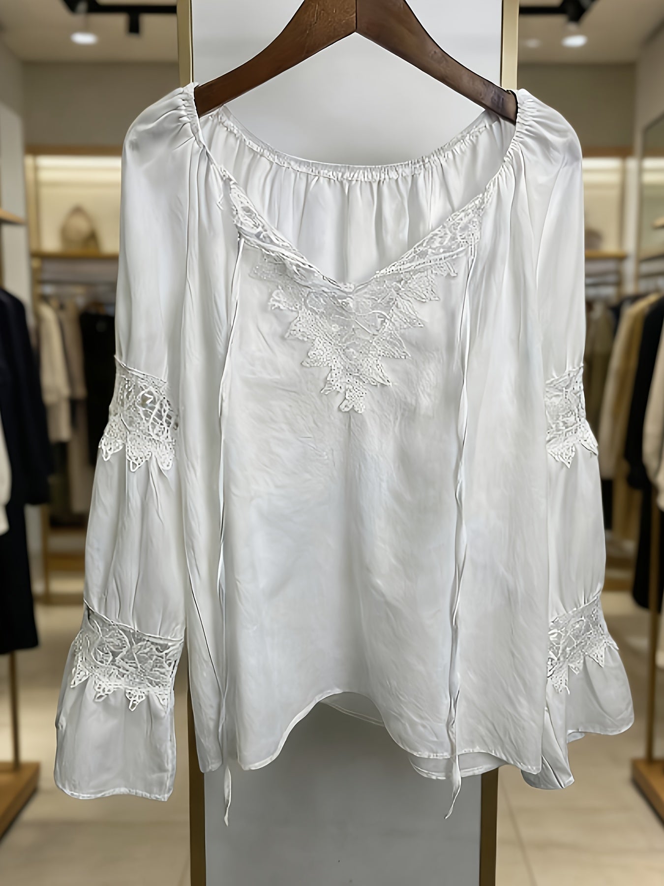 Mirellis | Vintage linnen zomerblouse met V-hals en patchwork van kant voor dames