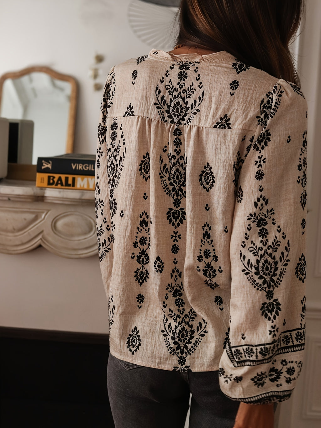 Halcyon | Locker geschnittene Bluse mit geometrischem Print und Laternenärmeln