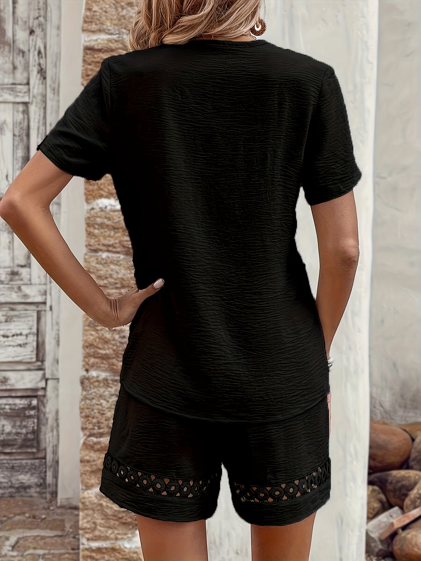 Meridiana | Zomerse 2-delige set – elegante kanten gehaakte V-hals top met korte mouwen & shorts