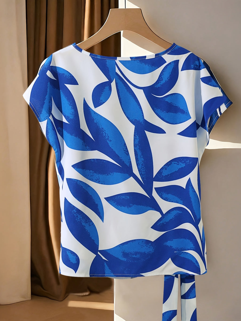 Belyn | Damesmode - Casual blouse met print, strik in de hals en geplooide manchetten