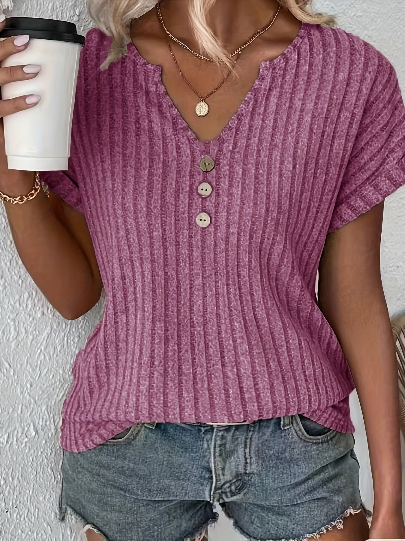 Anoukis | Dames-T-shirt met gestreept patroon en V-hals met knoopdetails