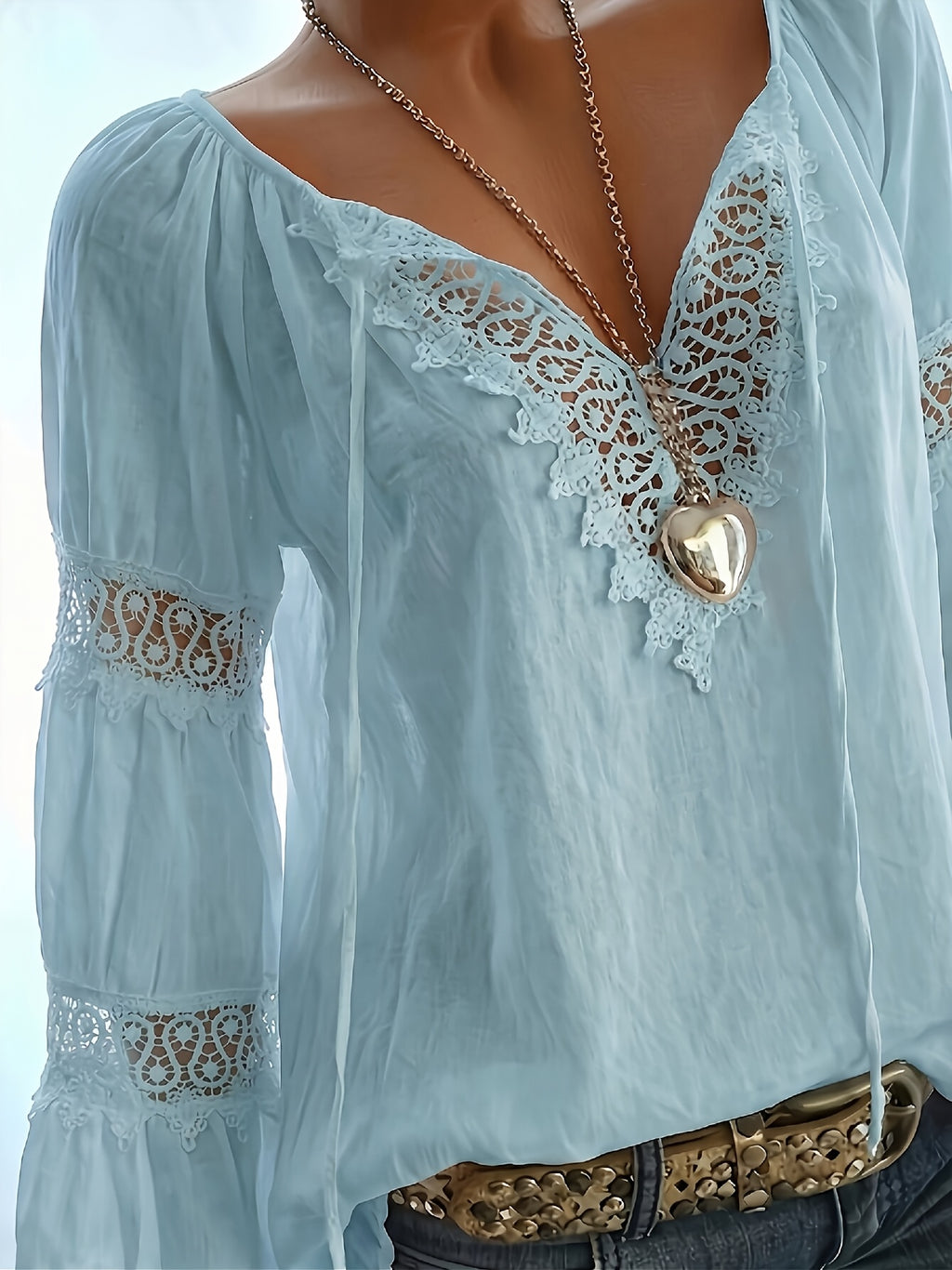 Mirellis | Vintage linnen zomerblouse met V-hals en patchwork van kant voor dames