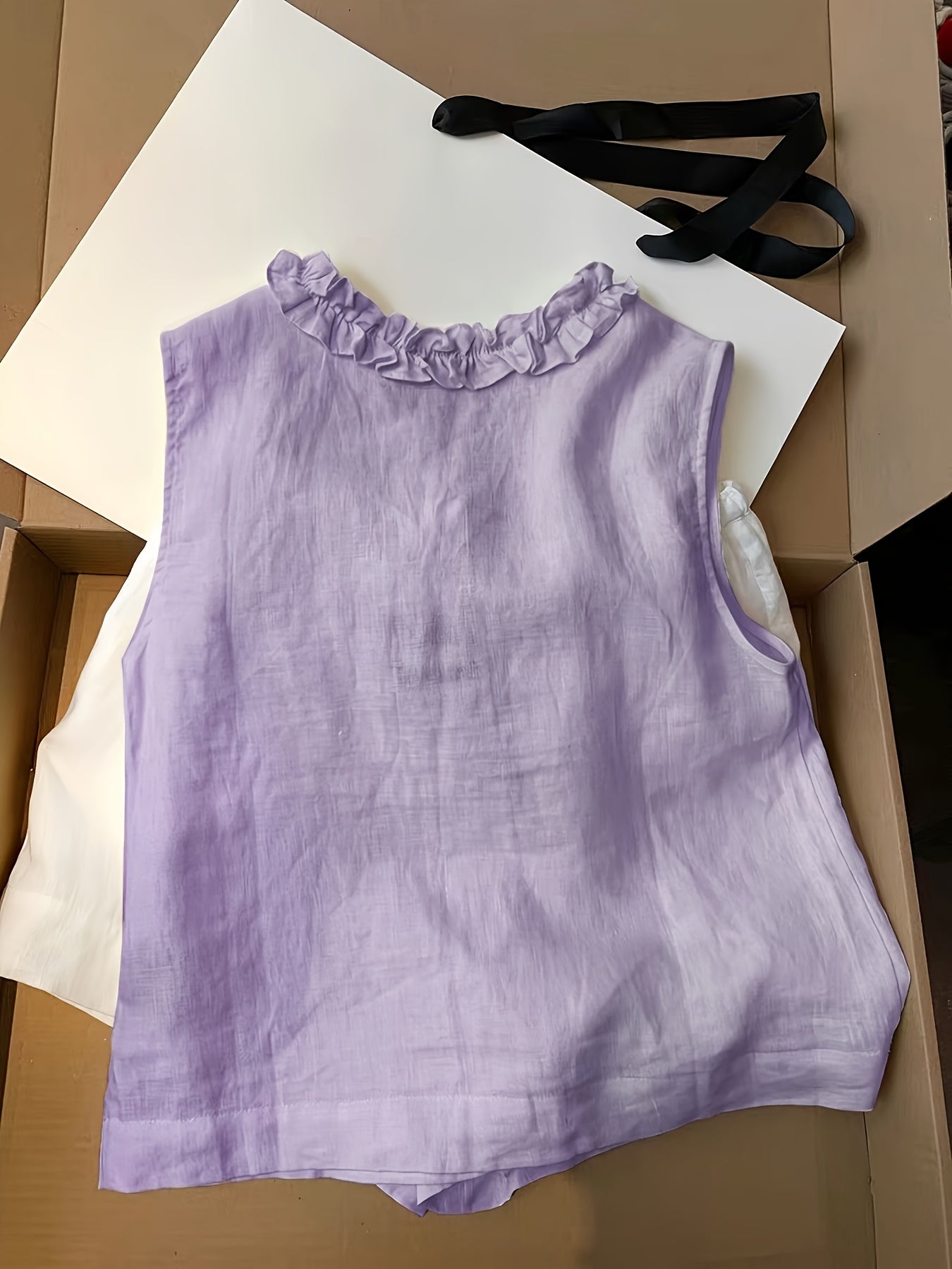 Jenia | Damesvest met geschulpte rand – Mouwloze zomerblouse met V-hals