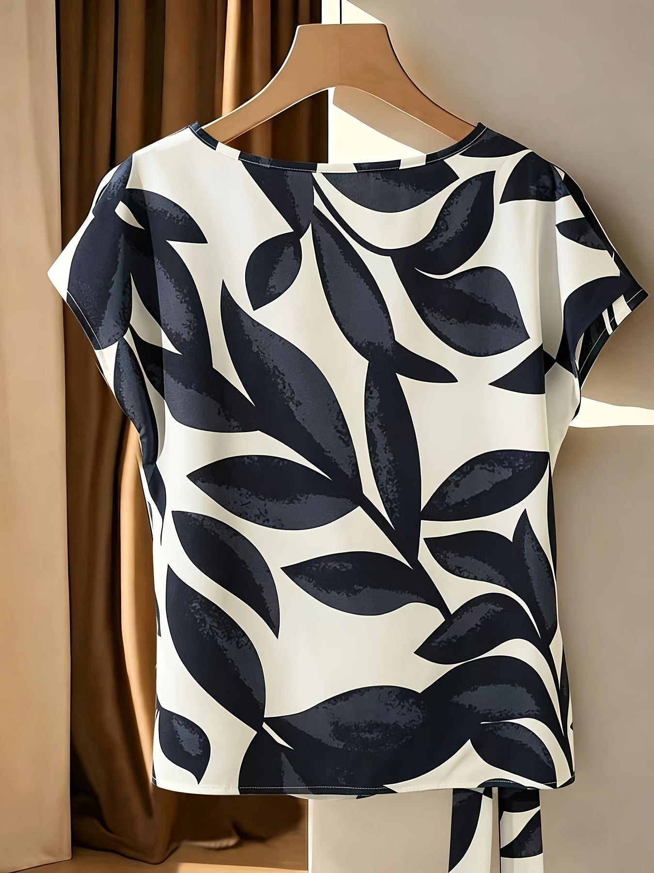 Belyn | Damesmode - Casual blouse met print, strik in de hals en geplooide manchetten