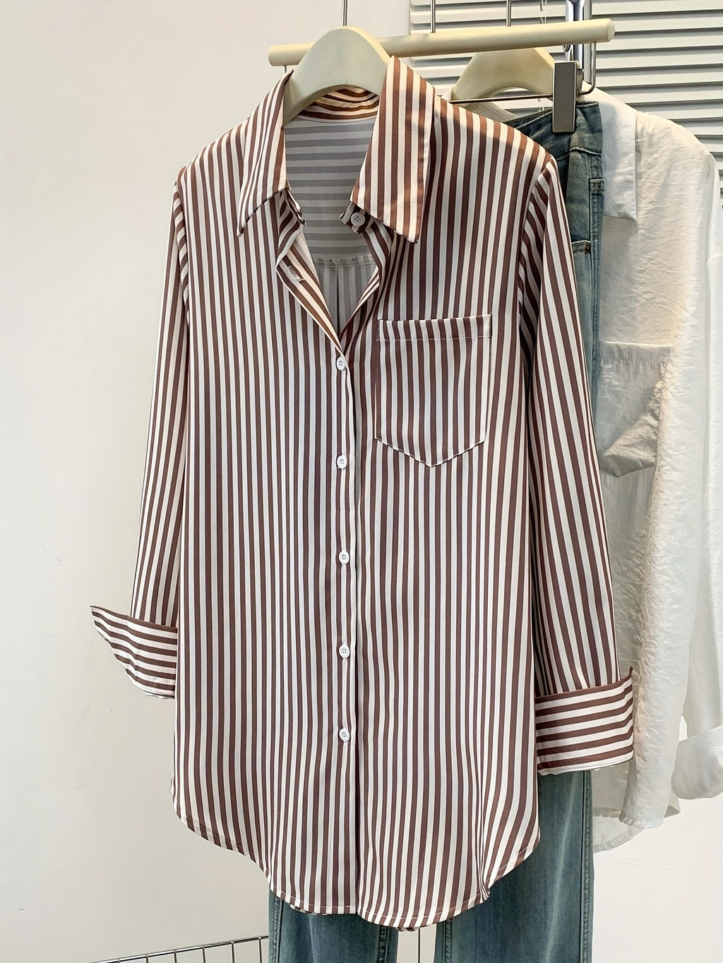 Mirelynn | Gestreepte damesblouse met knopen en lange mouwen