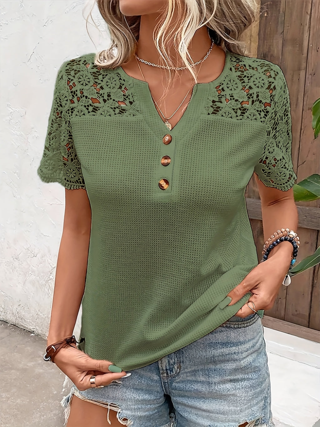 Vinae | Damesblouse met V-hals en contrasterend kant – Elegant, met korte mouwen