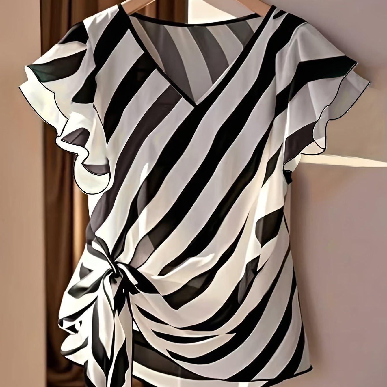 Jiya | Gestreepte zomerblouse voor dames met V-hals, strik in de taille en ruches aan de mouwen